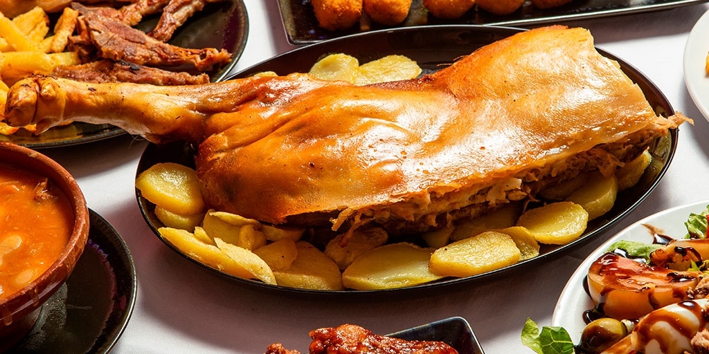 Spanferkel aus dem Backofen. Eine der beliebten Spezialitäten fürs' Weihnachtsmenü