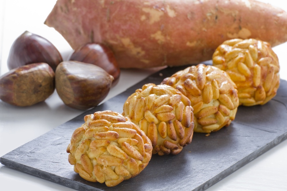 Panellets. Auf Mallorca an Weihnachten, in Katalonien vor allem an Allerheiligen genossen.