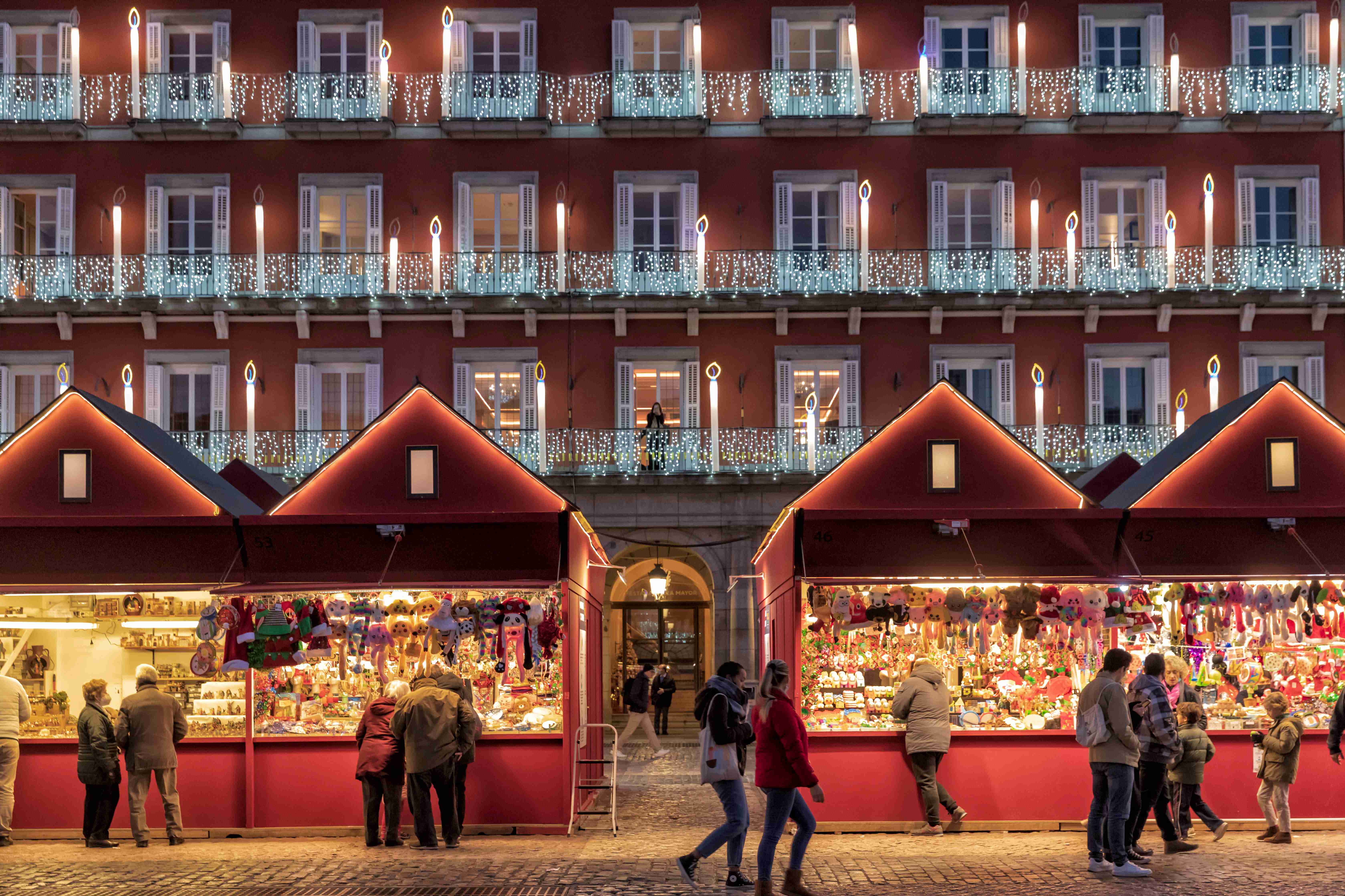 Der Weihnachtsmarkt auf der Plaza Mayor in Madrid 