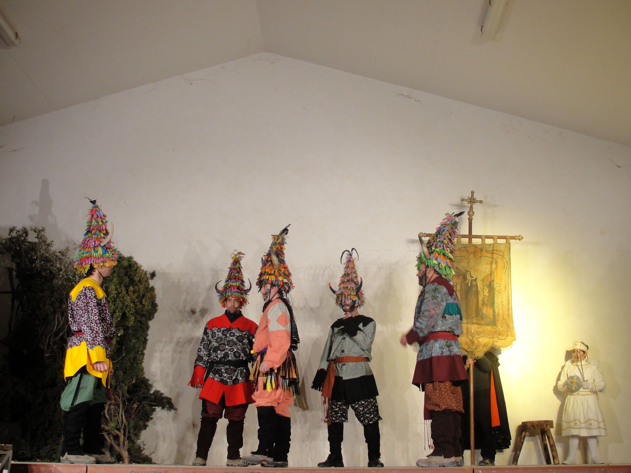 Die Schauspieler bei der Sanantonada von Mirambel 