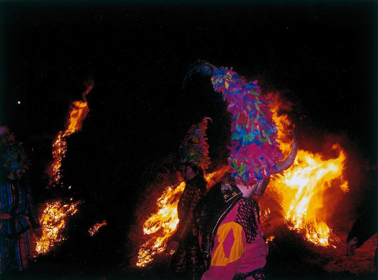 Das Schauspiel der Sanantonada endet am Lagerfeuer auf der Plaza von Mirambel.  