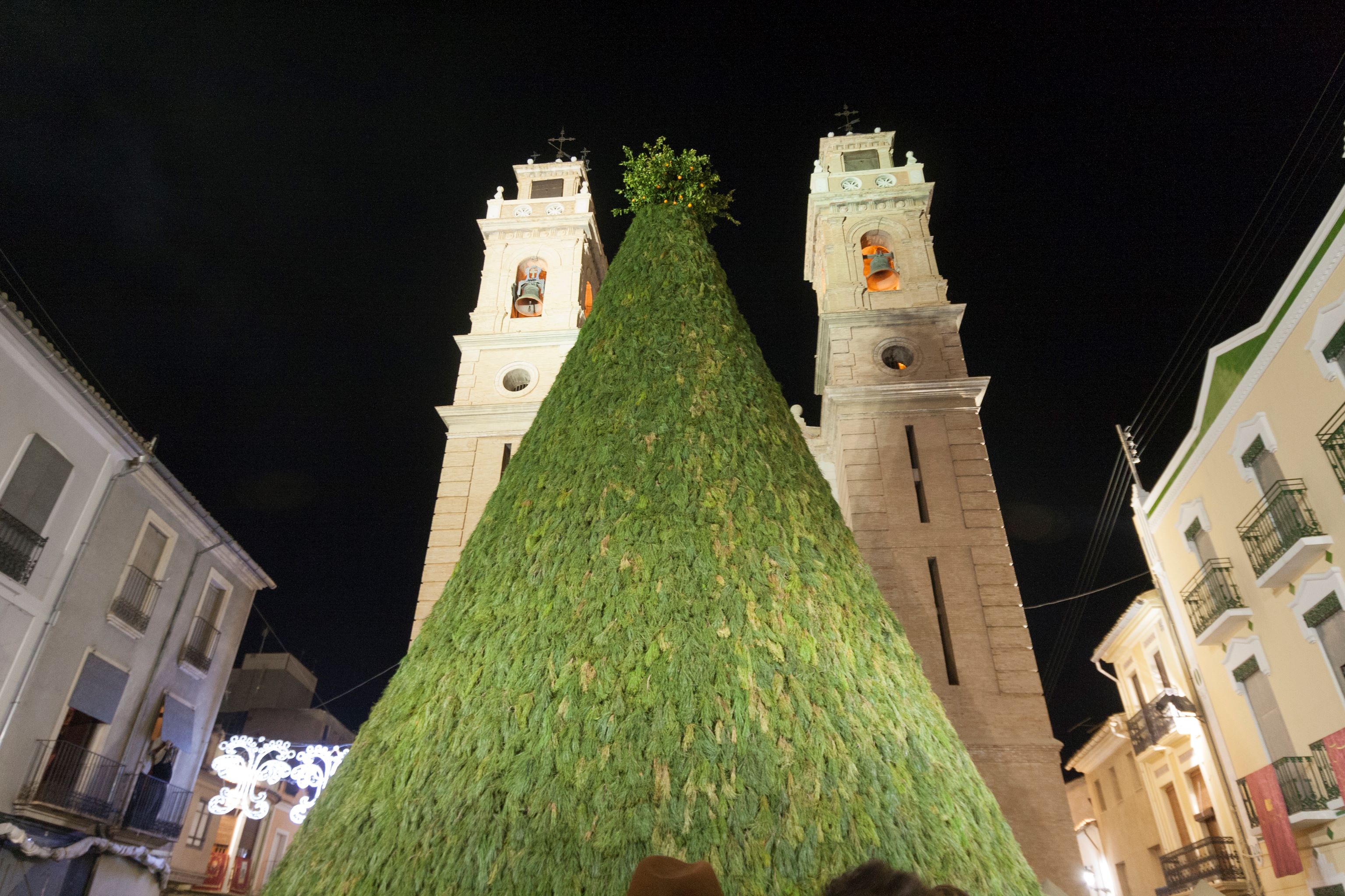 Noch brennt es nicht: Das riesige Lagerfeuer von Canals vor der Kirche des Ortes
