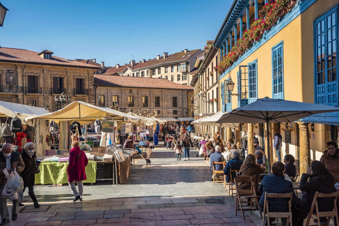 Am Mercado El Fontón auf der Plaza Daoiz y Velarde mit dem Traditionsrestaurant Casa Ramón