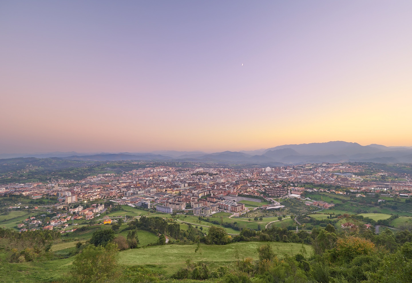Oviedo in der Abenddämmerung
