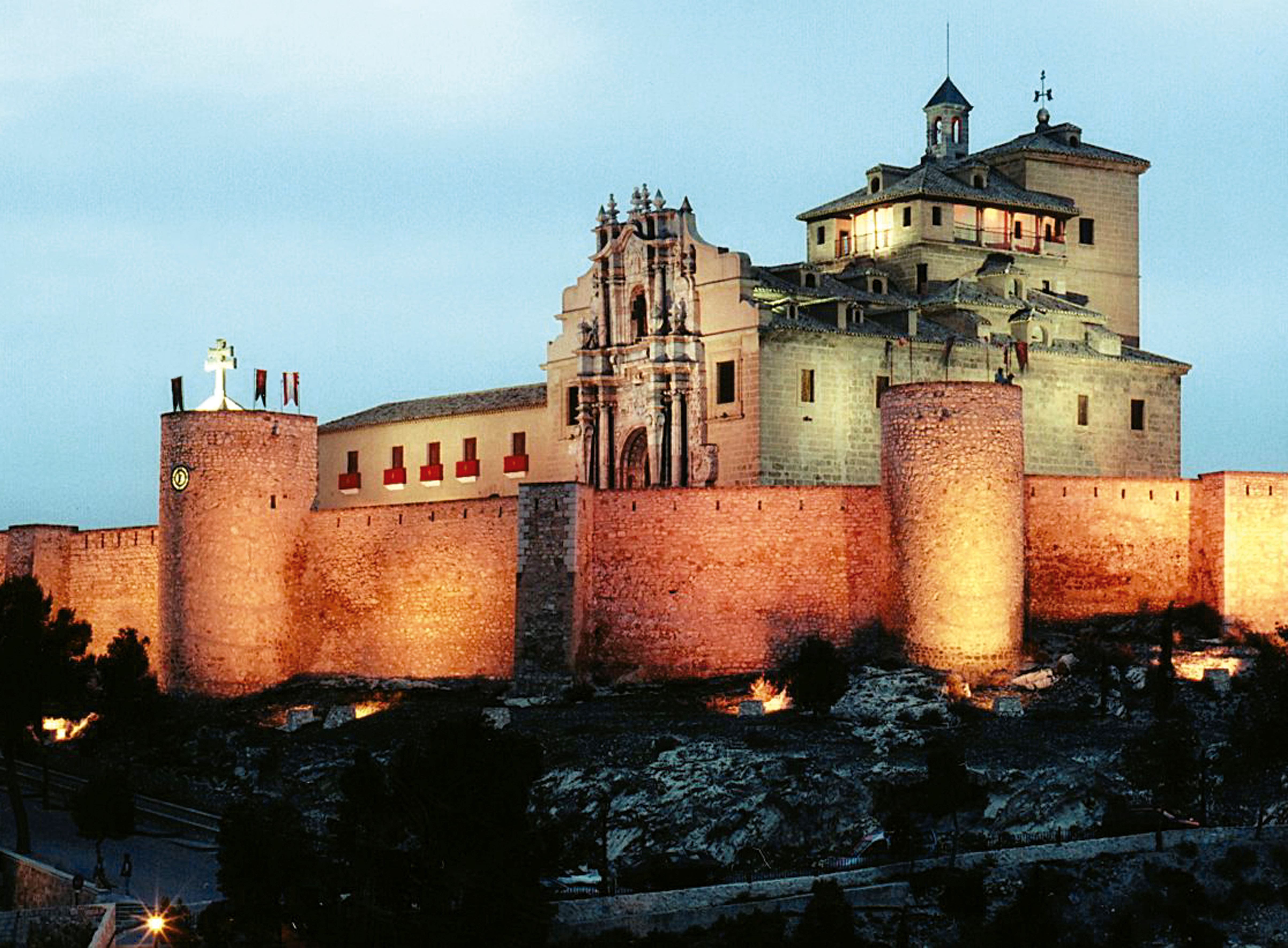 Von der erleuchteten Festung wird die Reliquie in die Stadt getragen