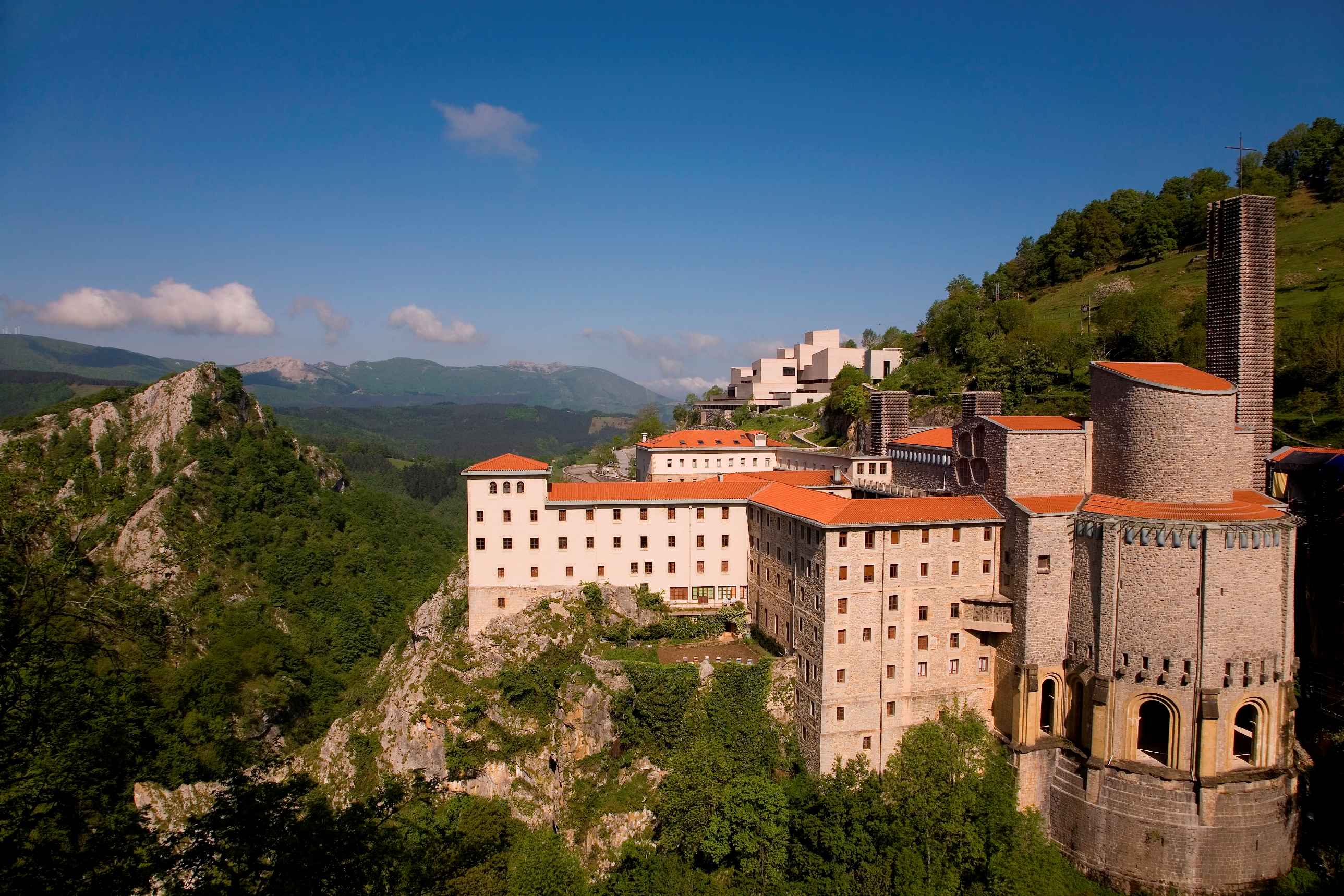 Die Basilika von Aranzazu inmitten der grünen Naturumgebung von Onati