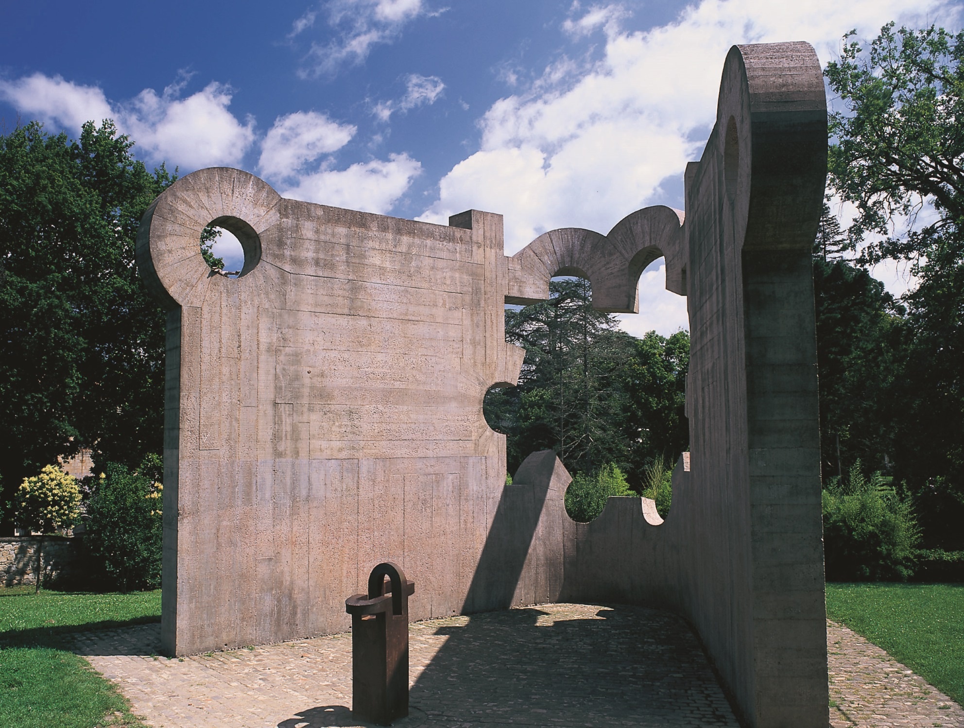 Gure Aitaren Etxea, Skulptur von Eduardo Chillida im baskischen Gernika
