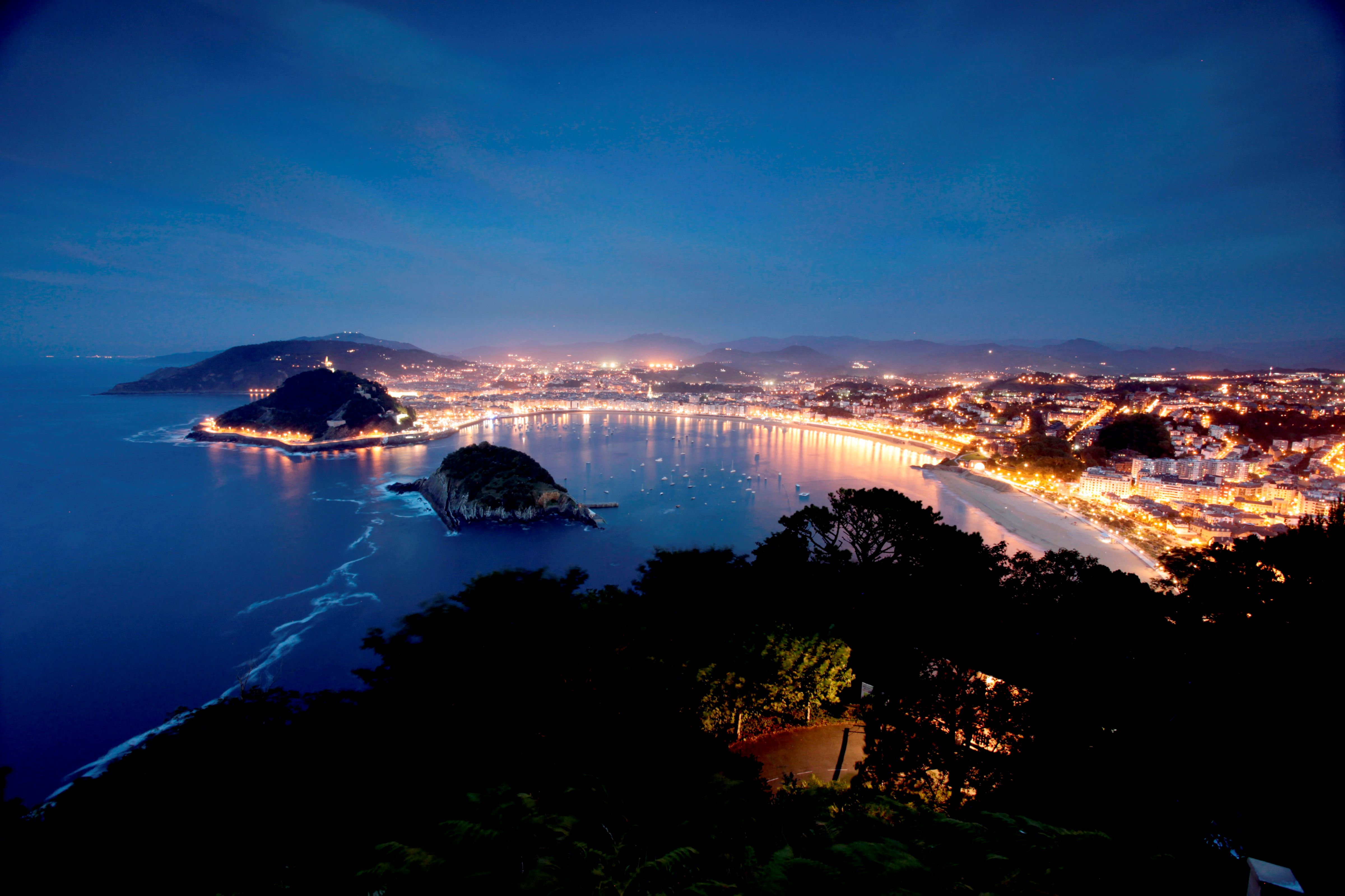 Blick auf das nächtliche San Sebastián