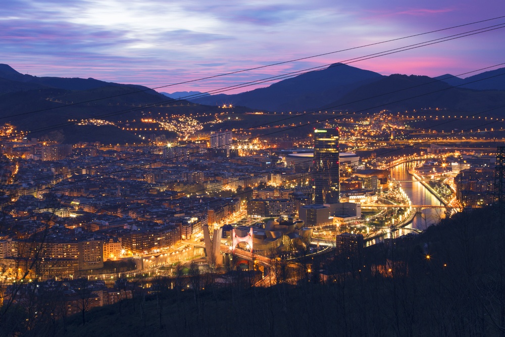 Auch Bilbao - hier Stadtblick bei Nacht - feiert seine Semana Grande