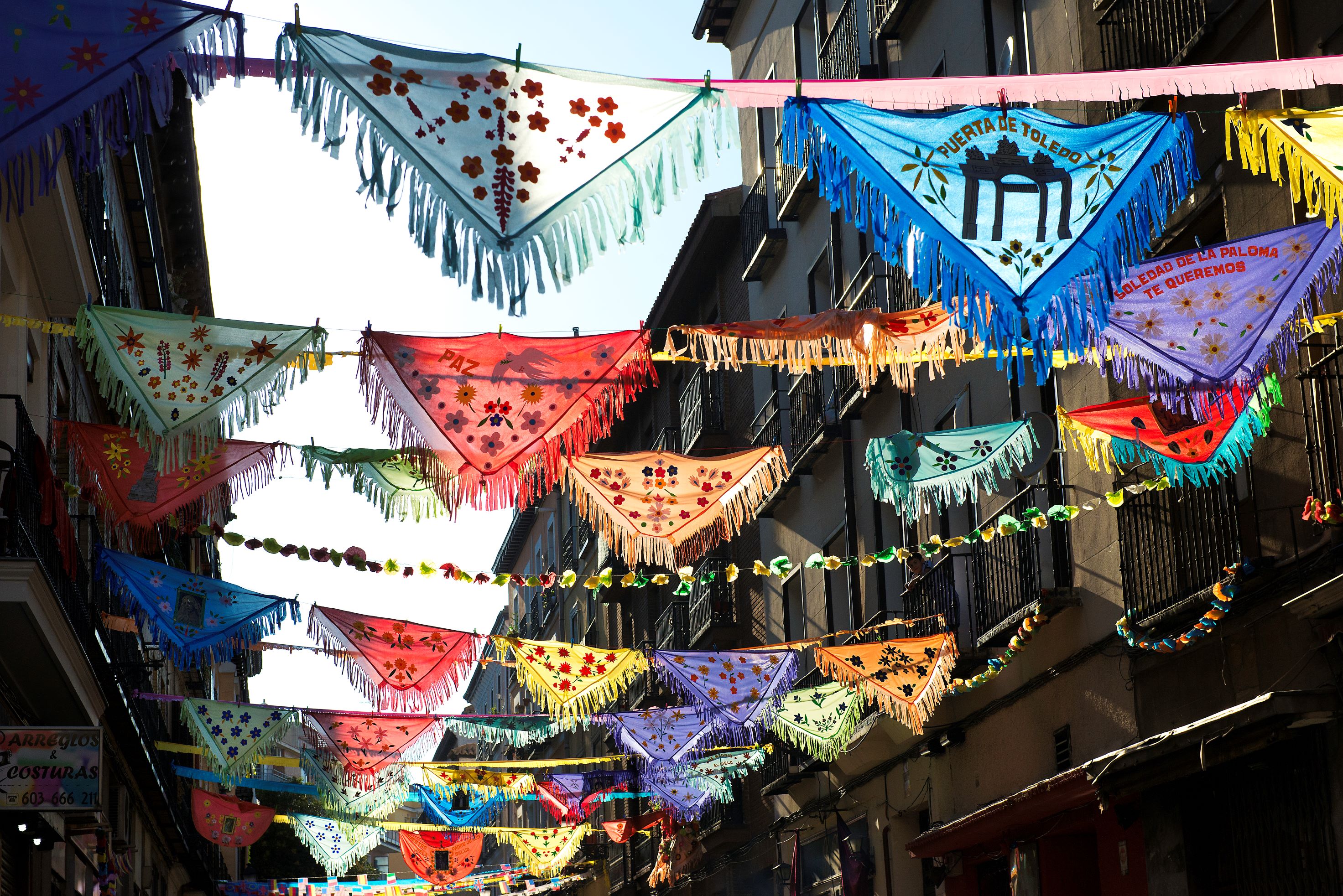 Geschmückte Straße beim Fest der Taube - Fiesta de la Paloma - in Madrid