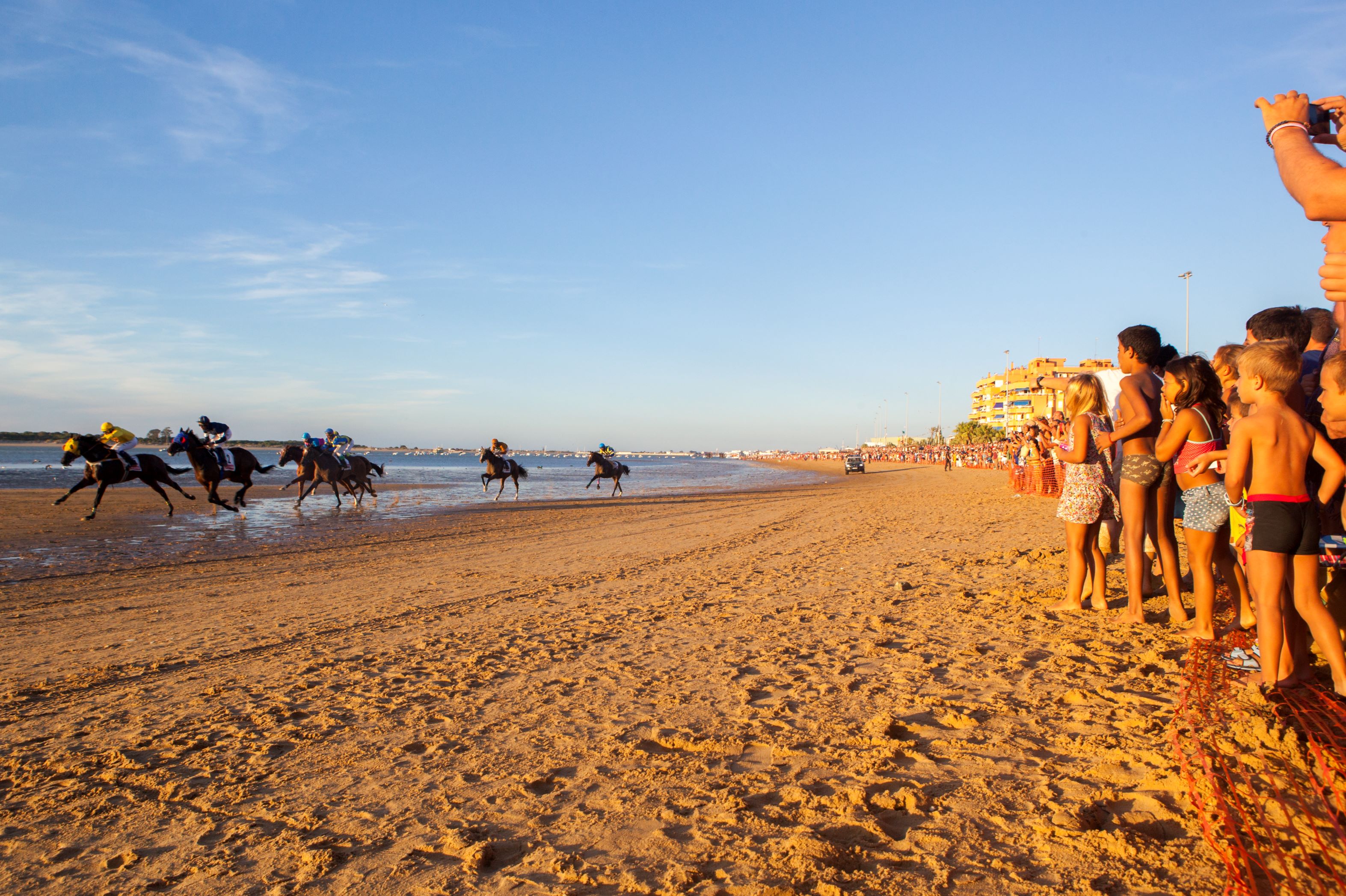 Begeisternde Pferdefans beim Pferderennen am Strand von Sanlucar de Barrameda