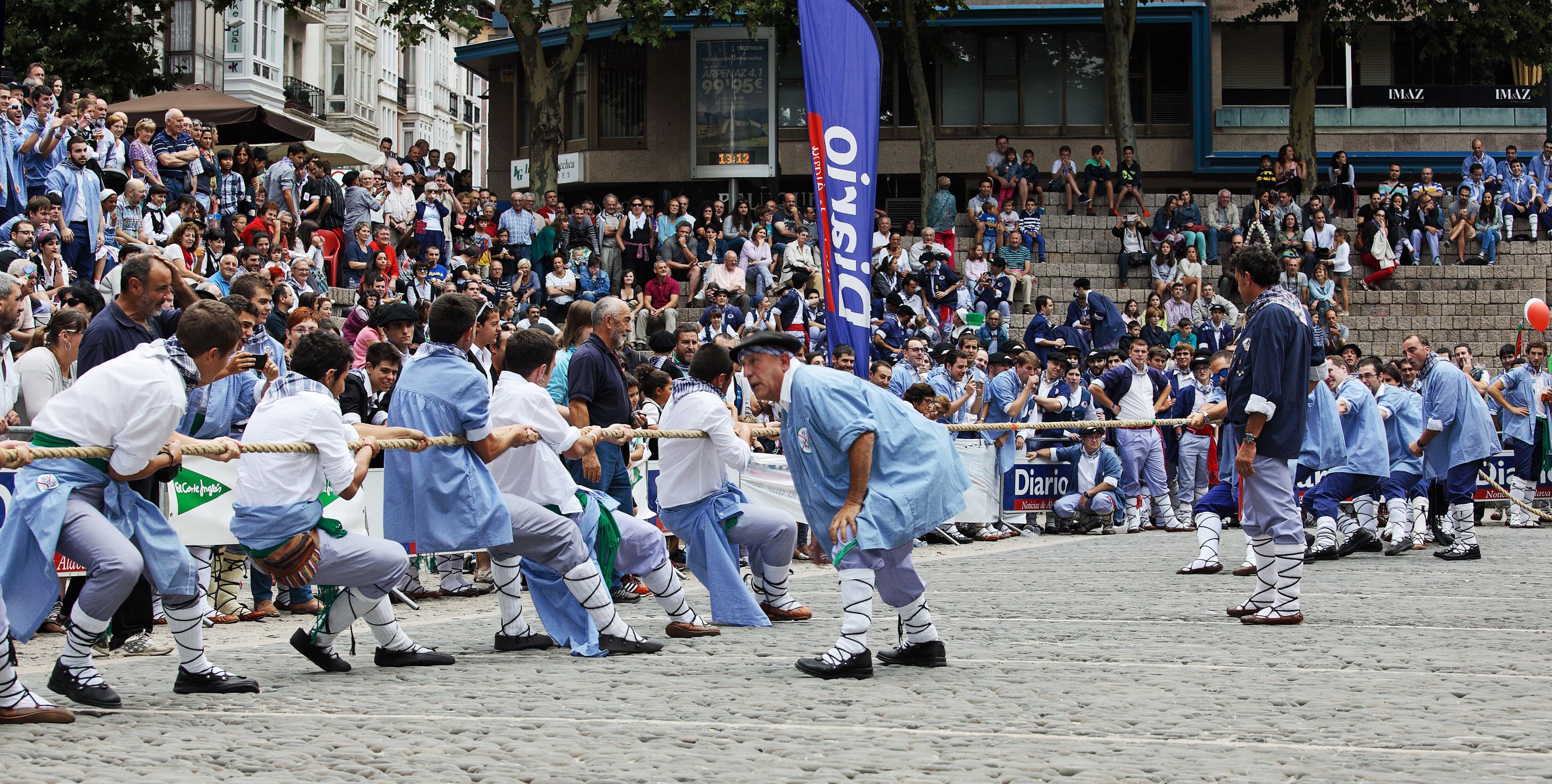 Die "Blusas" bestimmen das Stadtbild während der Festtage. Hier beim Volkssport Sokatira