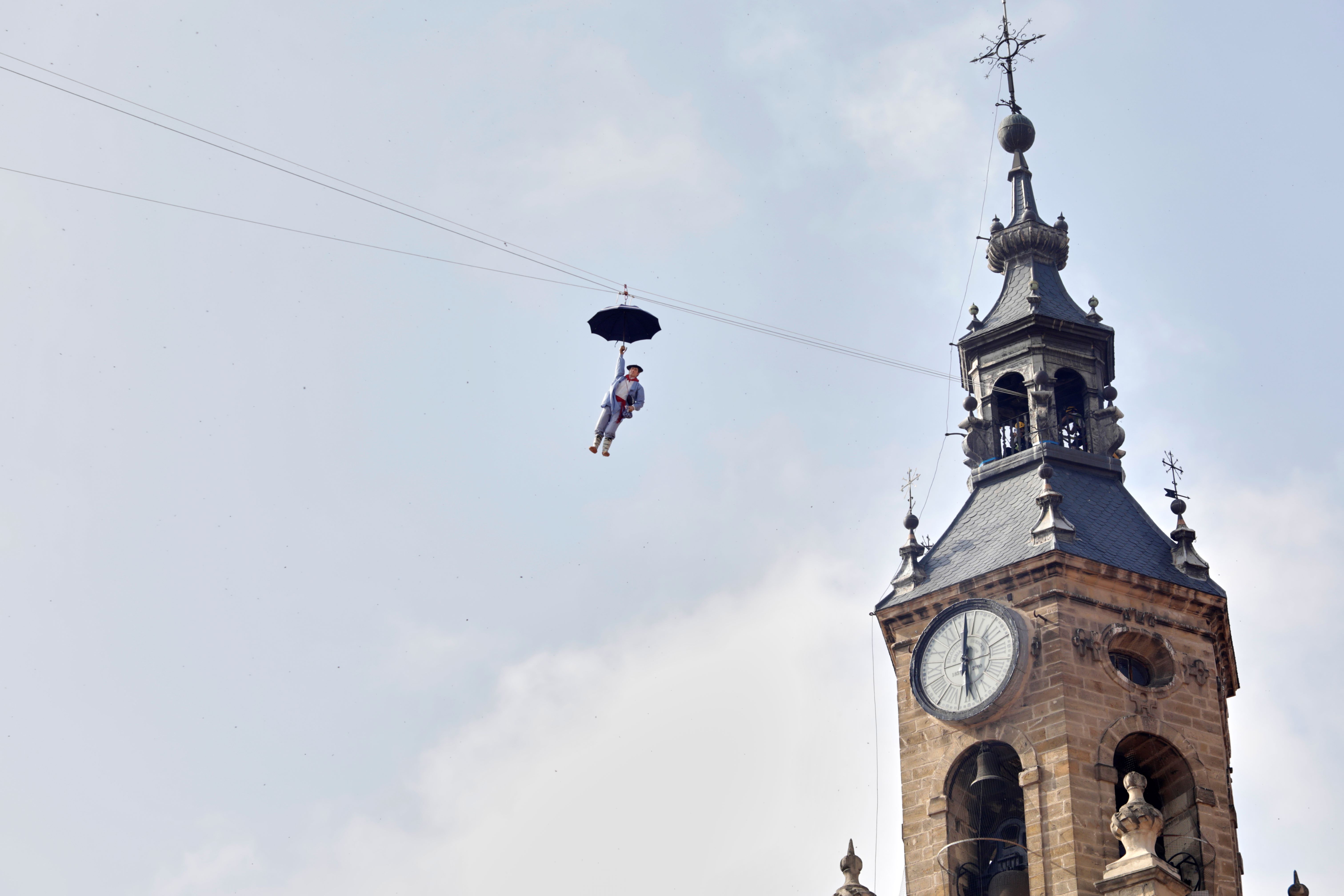 Der Celedón schwebt vom Turm von San Miguel herab.
