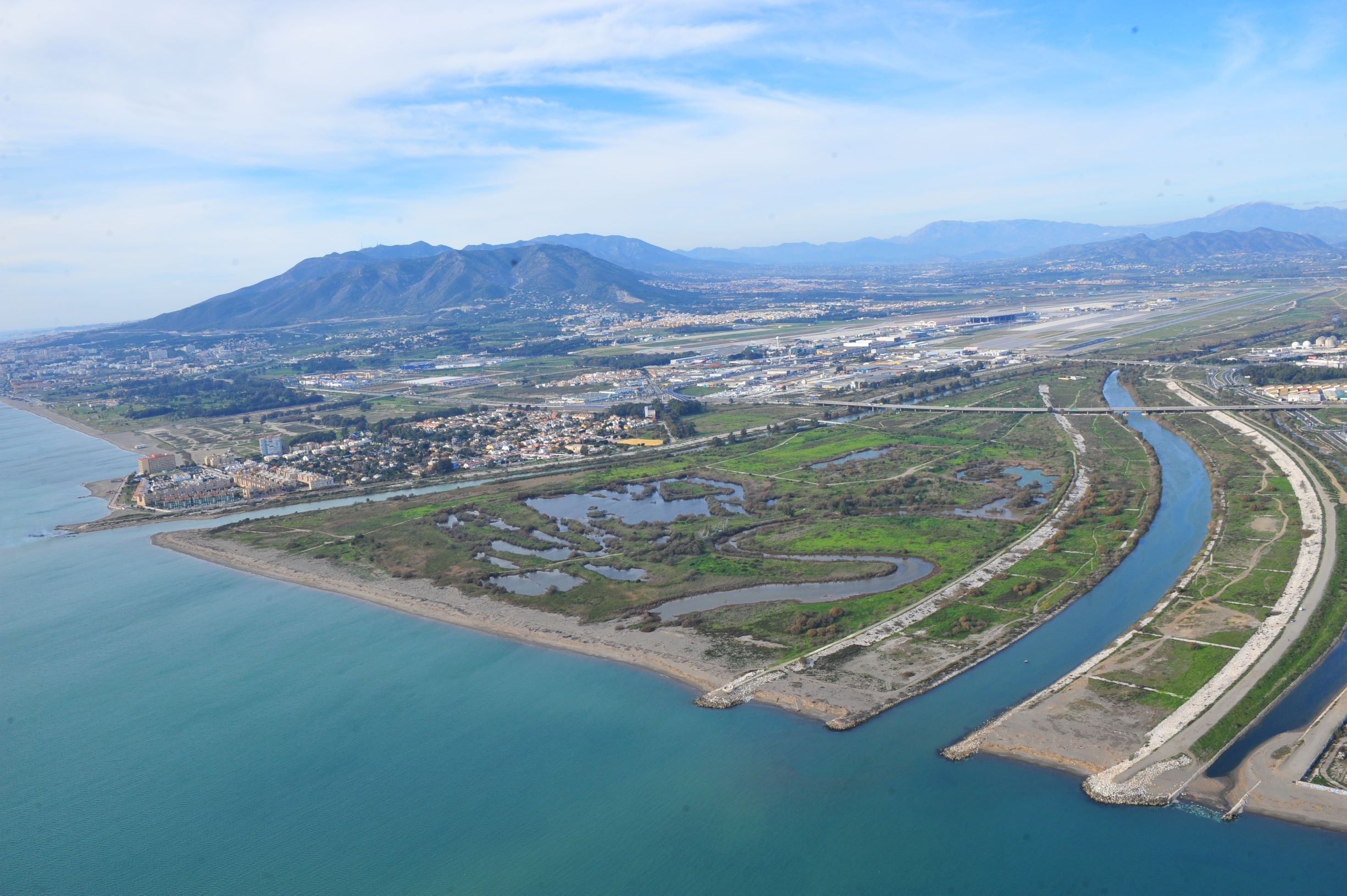 Das Mündungsgebiet des Guadalhorce Flusses, eines der bedeutenden natürlichen Wasserreservoirs Málagas Das Mündungsgebiet des Guadalhorce Flusses, eines der bedeutenden natürlichen Wasserreservoirs Málagas
