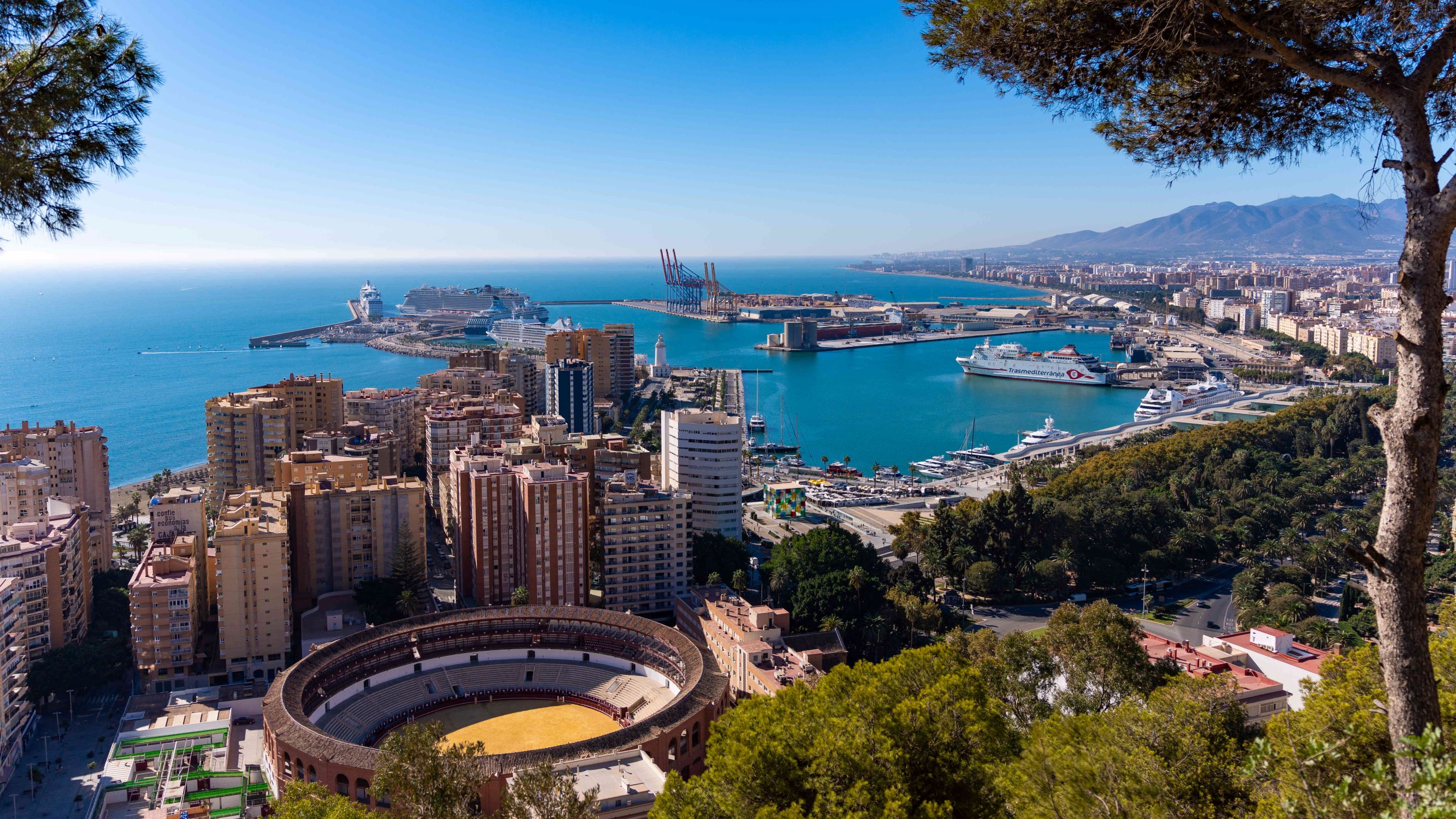 Málaga von oben gesehen - Blick auf Hafen und Stadt Málaga von oben gesehen - Blick auf Hafen und Stadt
