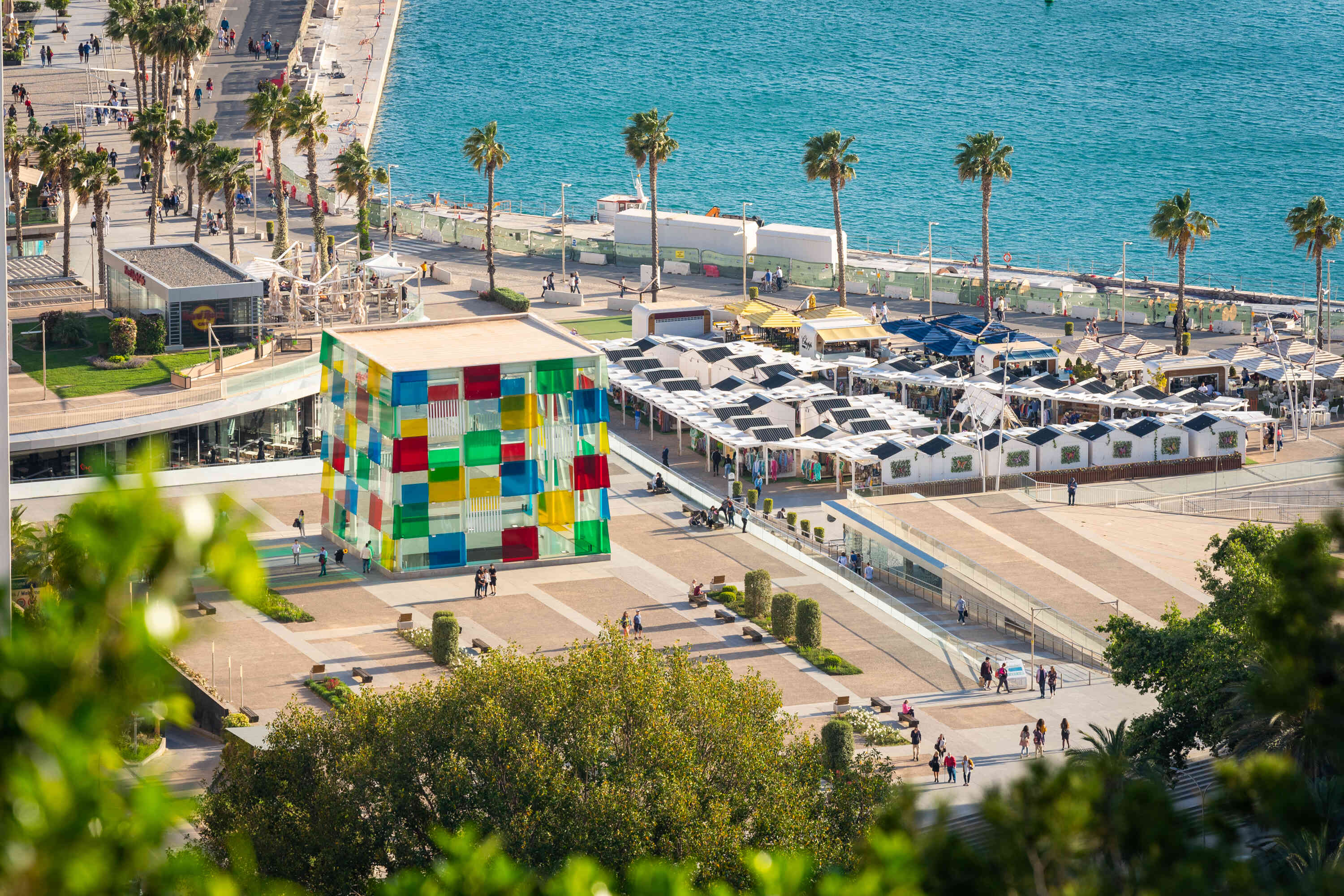 Blick vom Gibralfaro-Hügel auf die Muelle 1, den Hafen und den "Würfel" des Centre Pompidou Blick vom Gibralfaro-Hügel auf die Muelle 1, den Hafen und den "Würfel" des Centre Pompidou