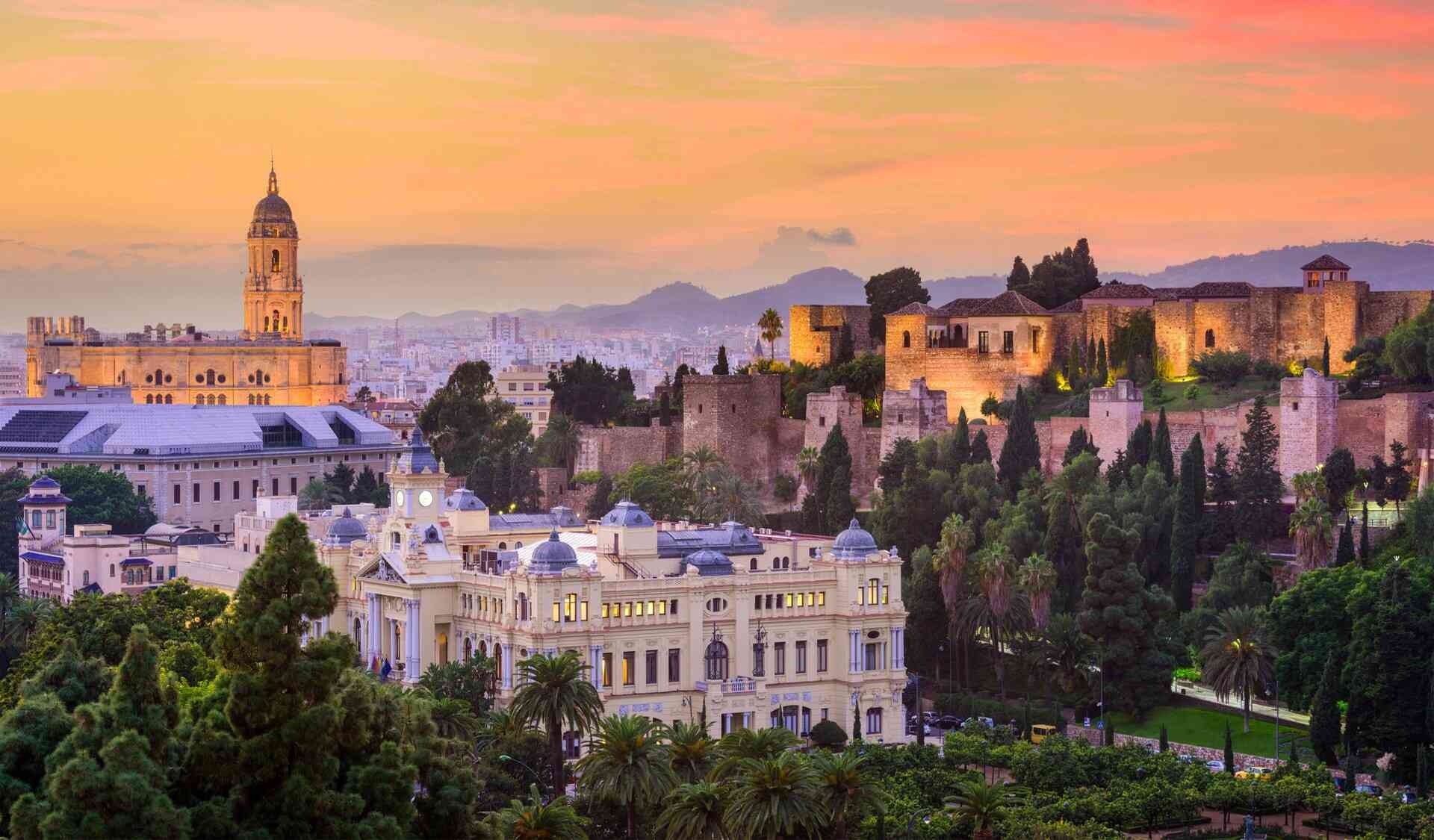 Ausblick auf Málaga mit seiner Festung, Kathedrale und dem Rathaus Ausblick auf Málaga mit seiner Festung, Kathedrale und dem Rathaus