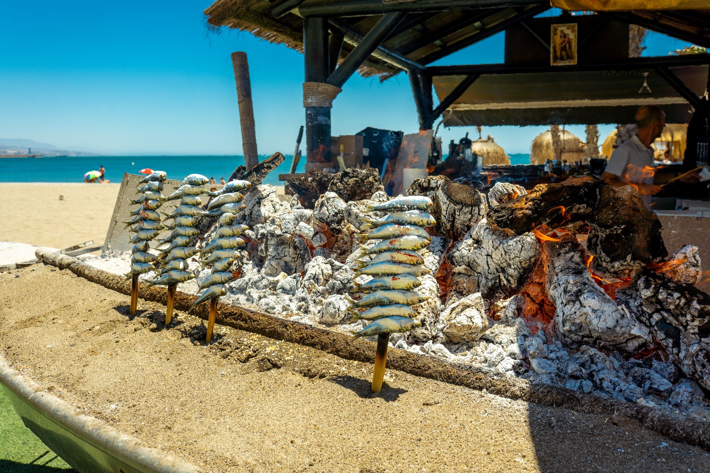 Leckere Espetos - Sardinenspieße locken in den Chiringuitos an der Playa Misericordía Leckere Espetos - Sardinenspieße locken in den Chiringuitos an der Playa Misericordía