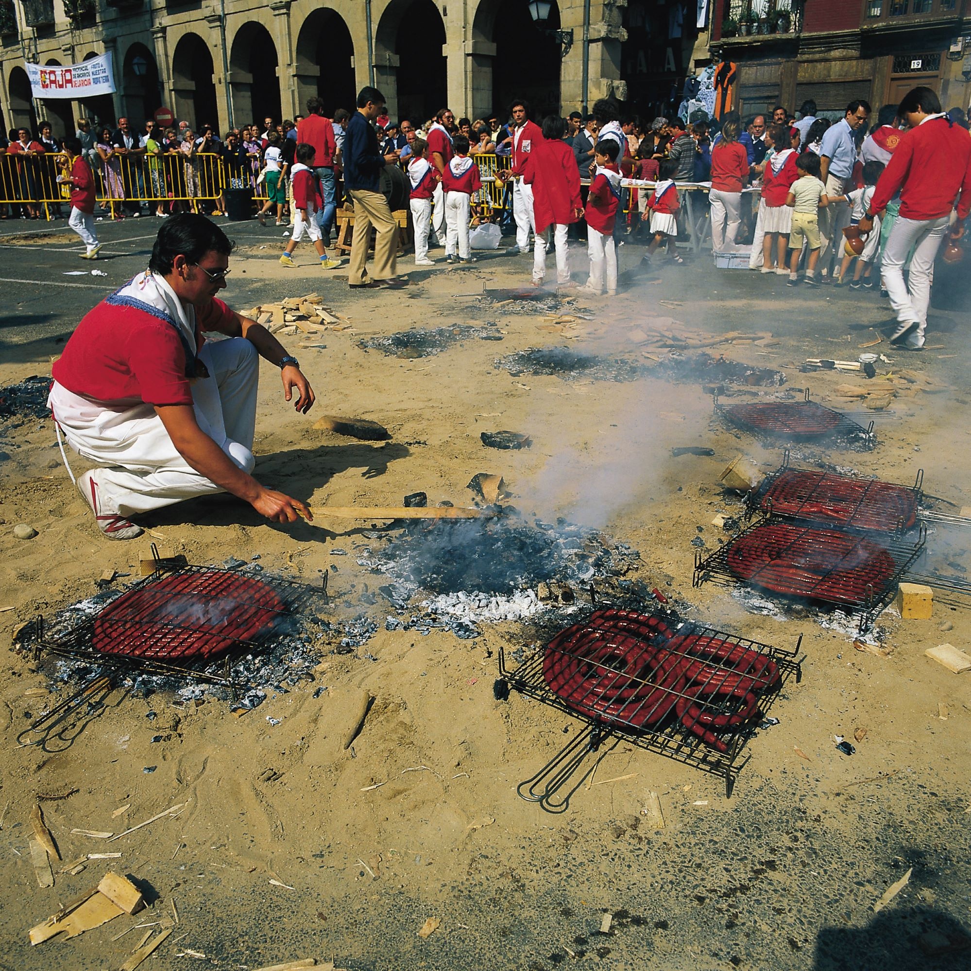  Überall wird gekocht und gegrillt - Während dem Weinlesefest auf einer Plaza in Logroño, La Rioja