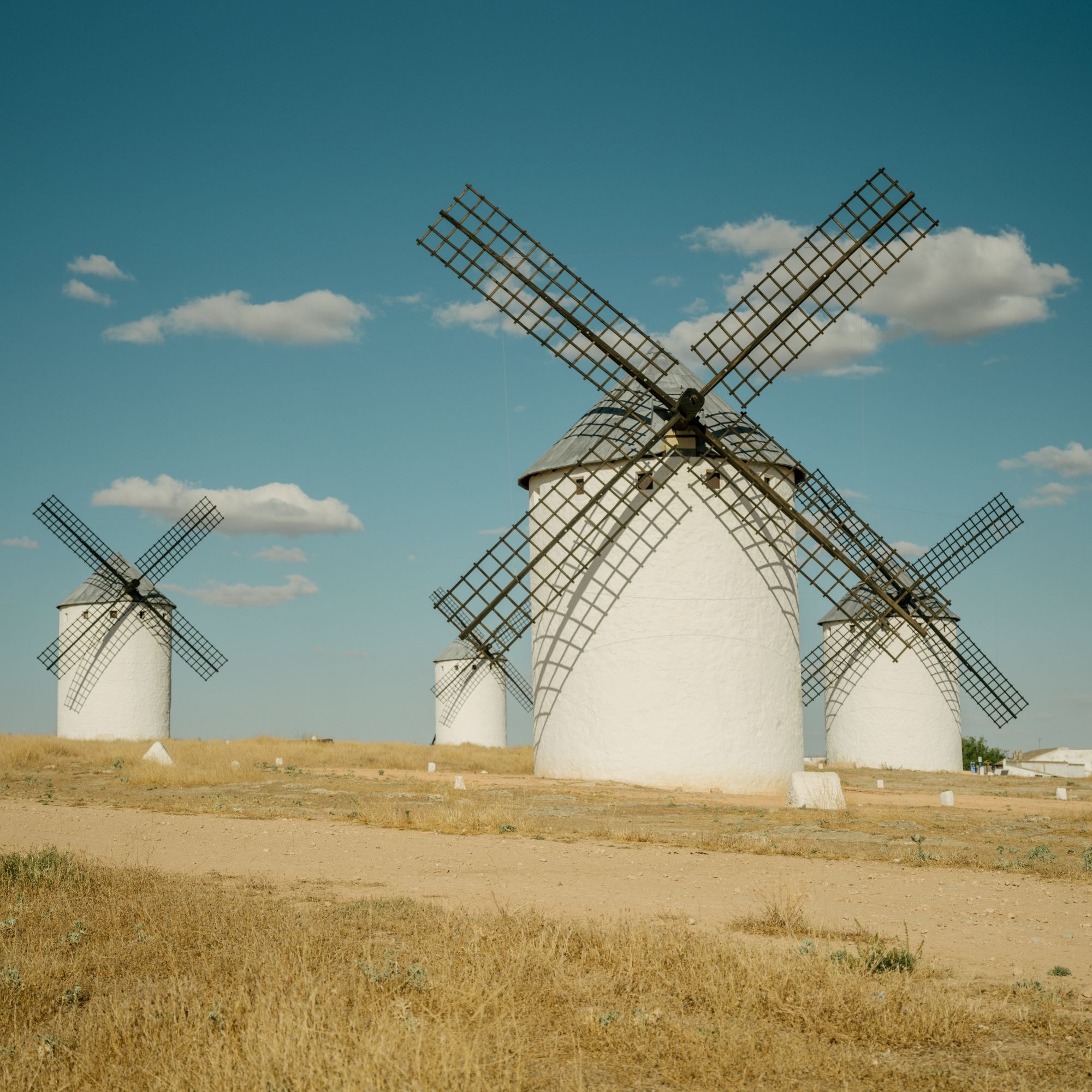 Die charakteristischen Windmühlen der Mancha in Campo de Criptana im Land von Don Quijote