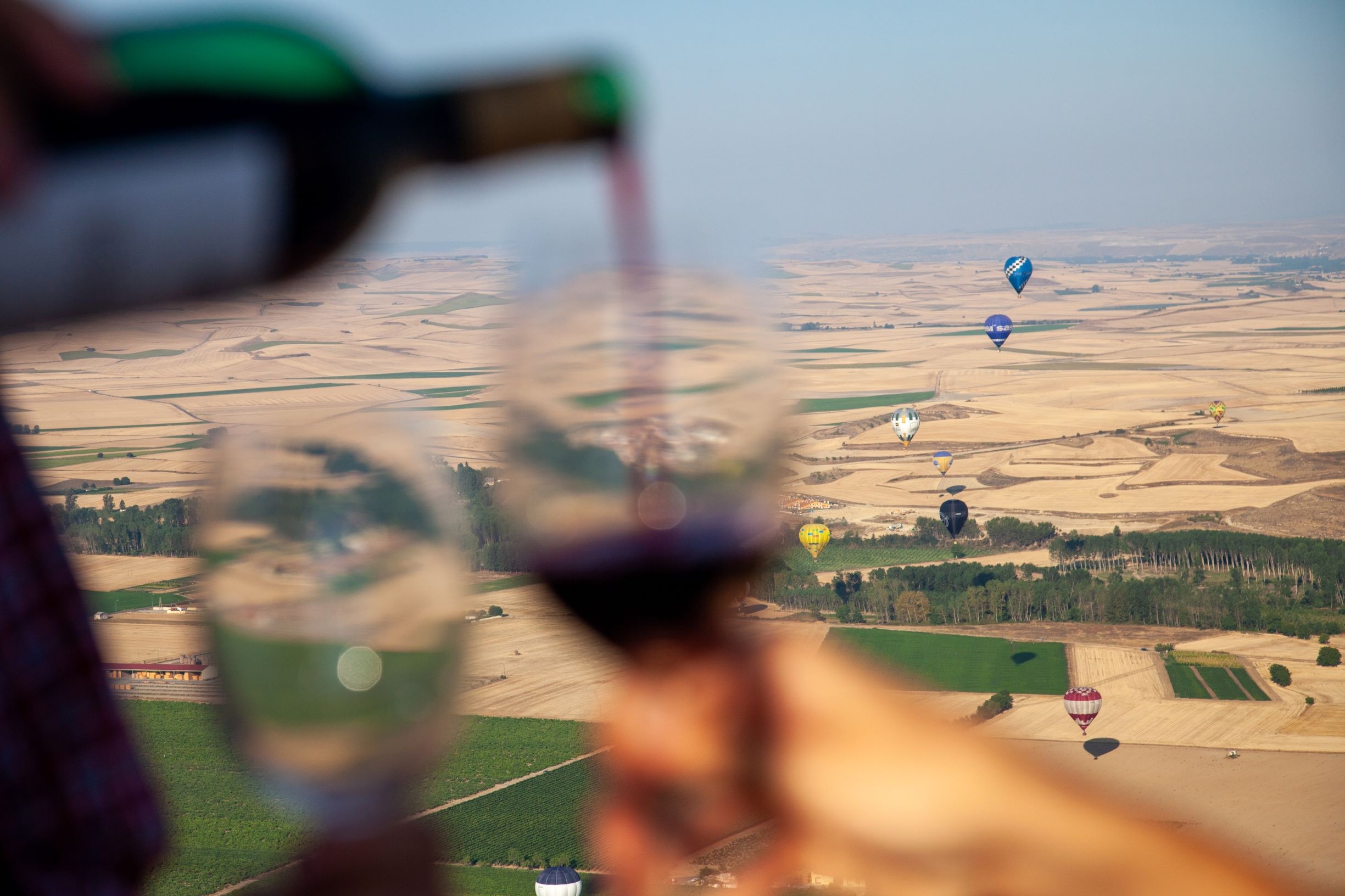 Weinprobe im Ballon über den Landschaften der Weinroute von La Rioja