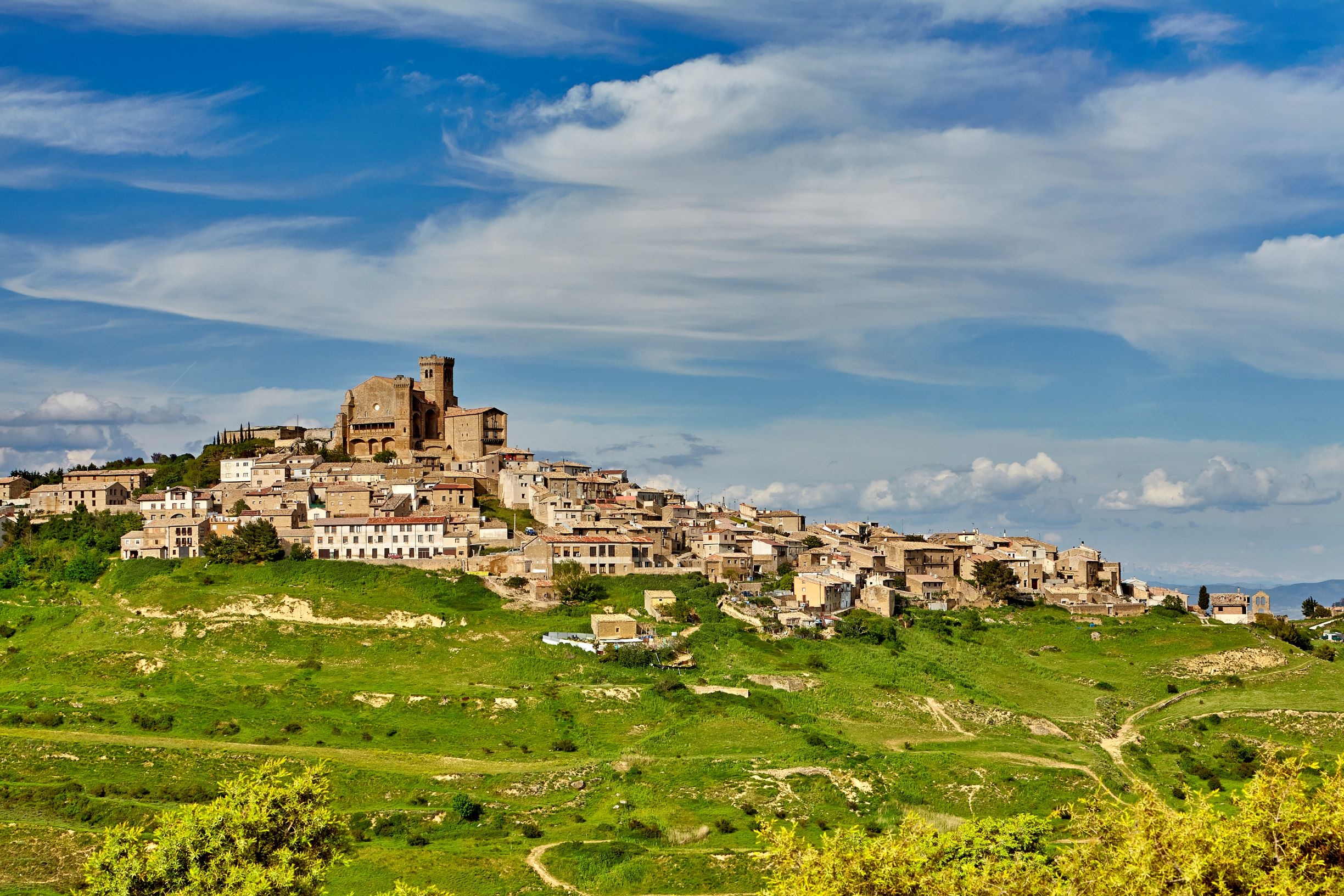 Schon von weitem zu erblicken: Ujué in Navarra