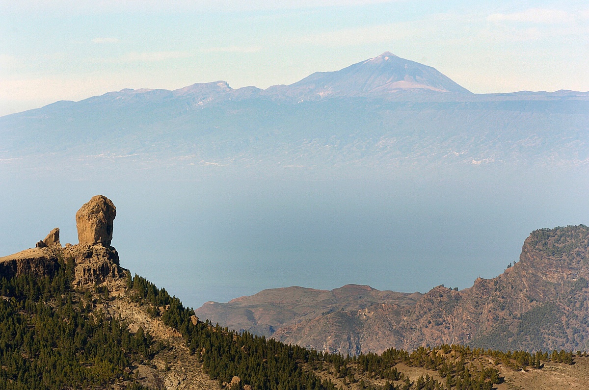 Am Roque Nublo, im Hintergrund lockt schon der Teide auf der Nachbarinsel Teneriffa