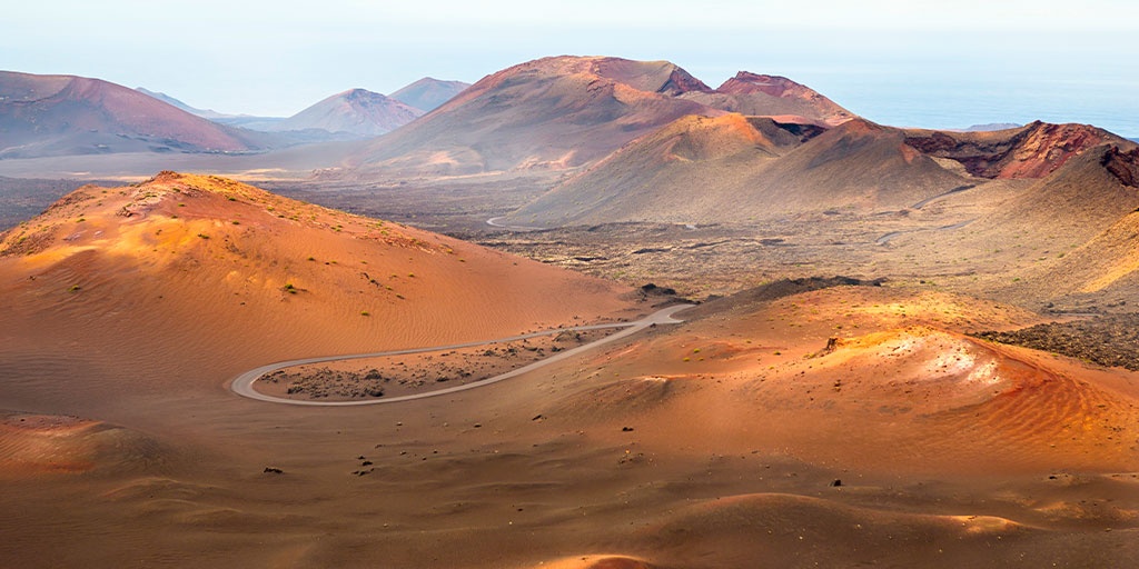 Weit schweift der Blick auf die Feuerberge des Timanfaya Nationalparks