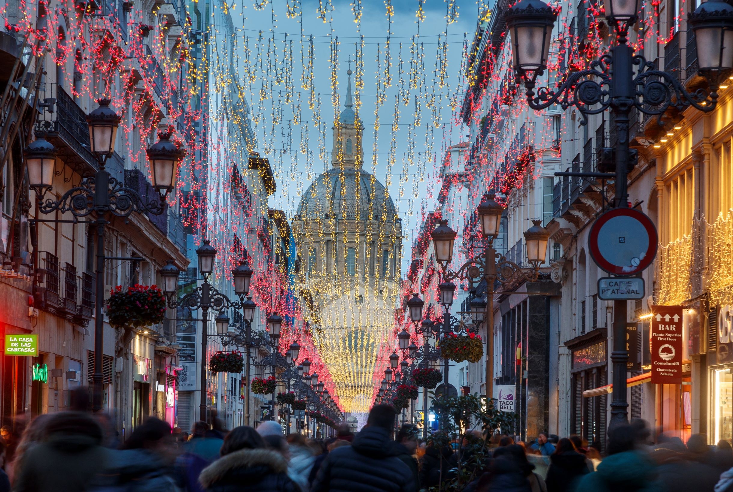 Shoppingerlebnis und Genuss: Die Straßen von Zaragoza zur Weihnachtszeit