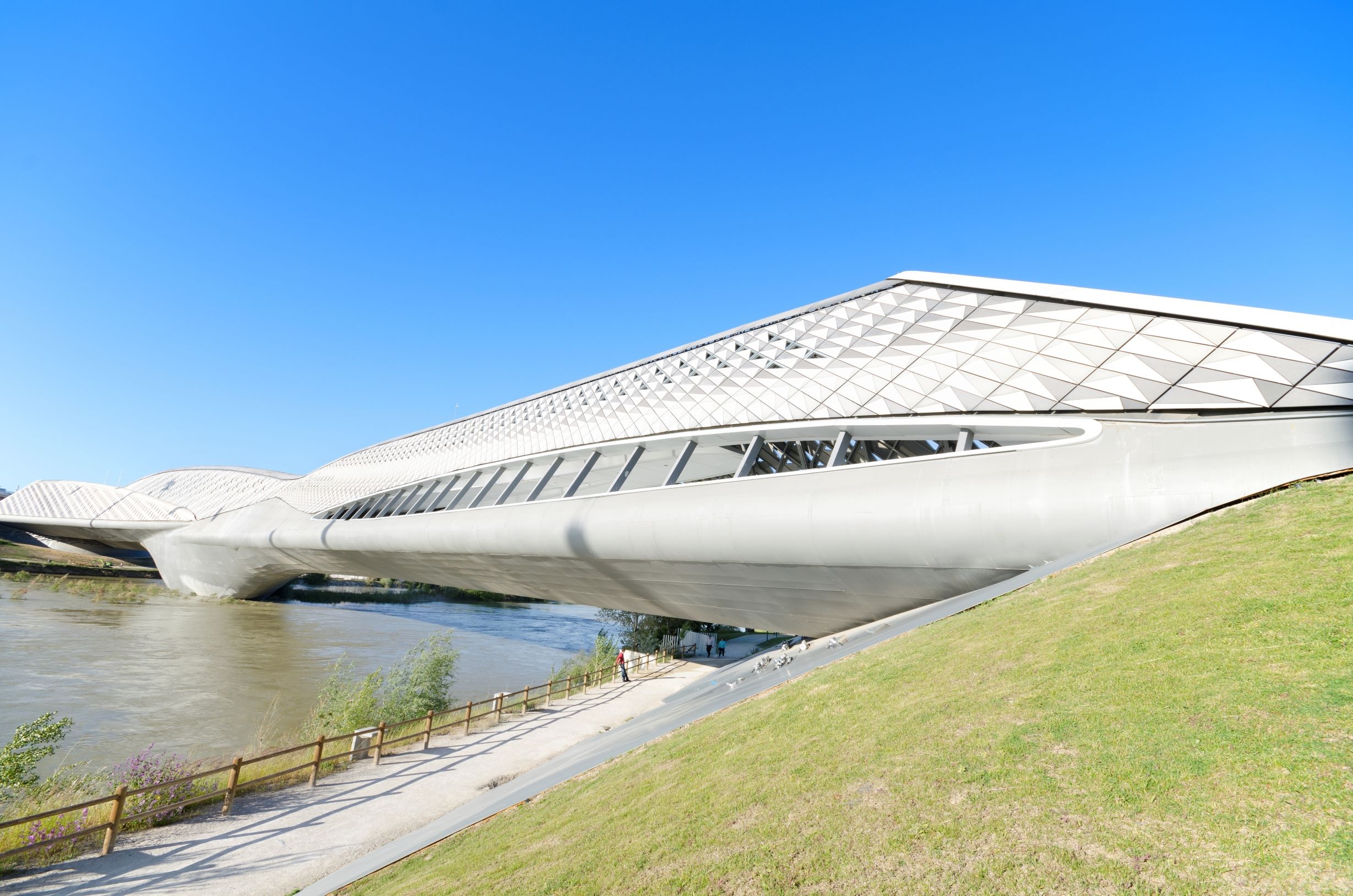 Der Pabellón Puente von Zaha Hadid herbergt seit letztem Jahr das erste Museum für nachhaltige Mobilität