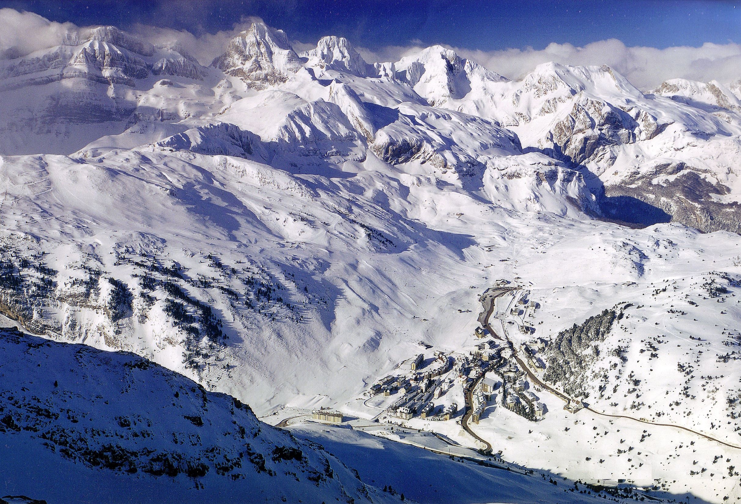 Das Wintersportzentrum Candanchú in den Pyrenäen Aragoniens