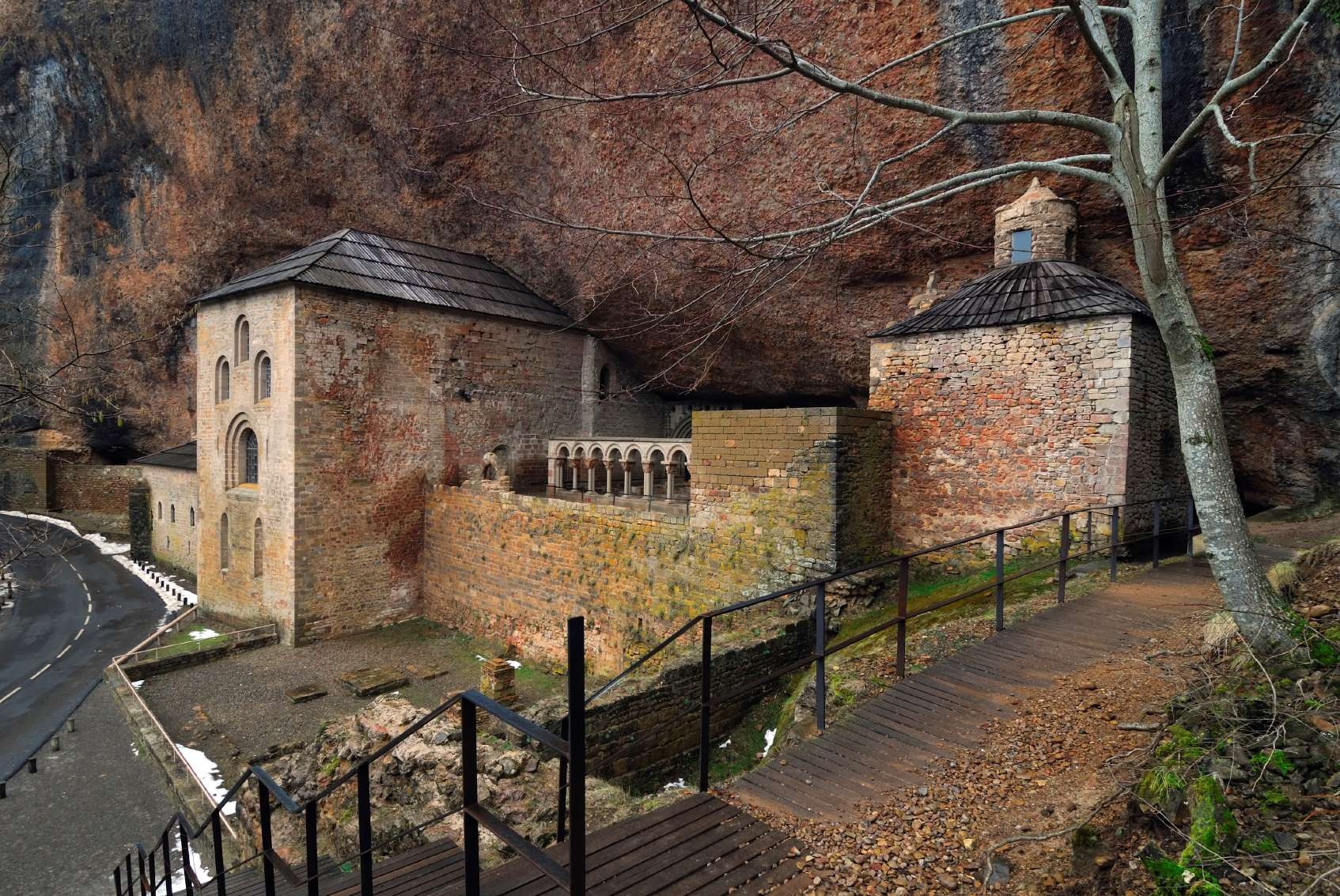 Spektakulär zwischen Felsen: Das Kloster San Juan de la Peña in den Pyrenäen Aragoniens