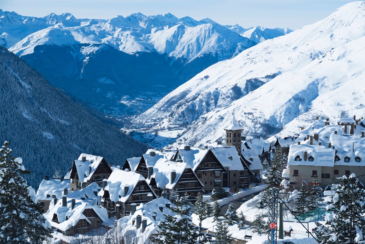 Ursprünglich und modern, die Wintersportorte wie hier Baqueira Beret machen den Reiz der Pyrenäen  aus