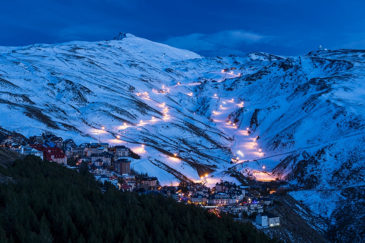 Nachtski mit Blick aufs Mittelmeer: Im Wintersportzentrum Sierra Nevada