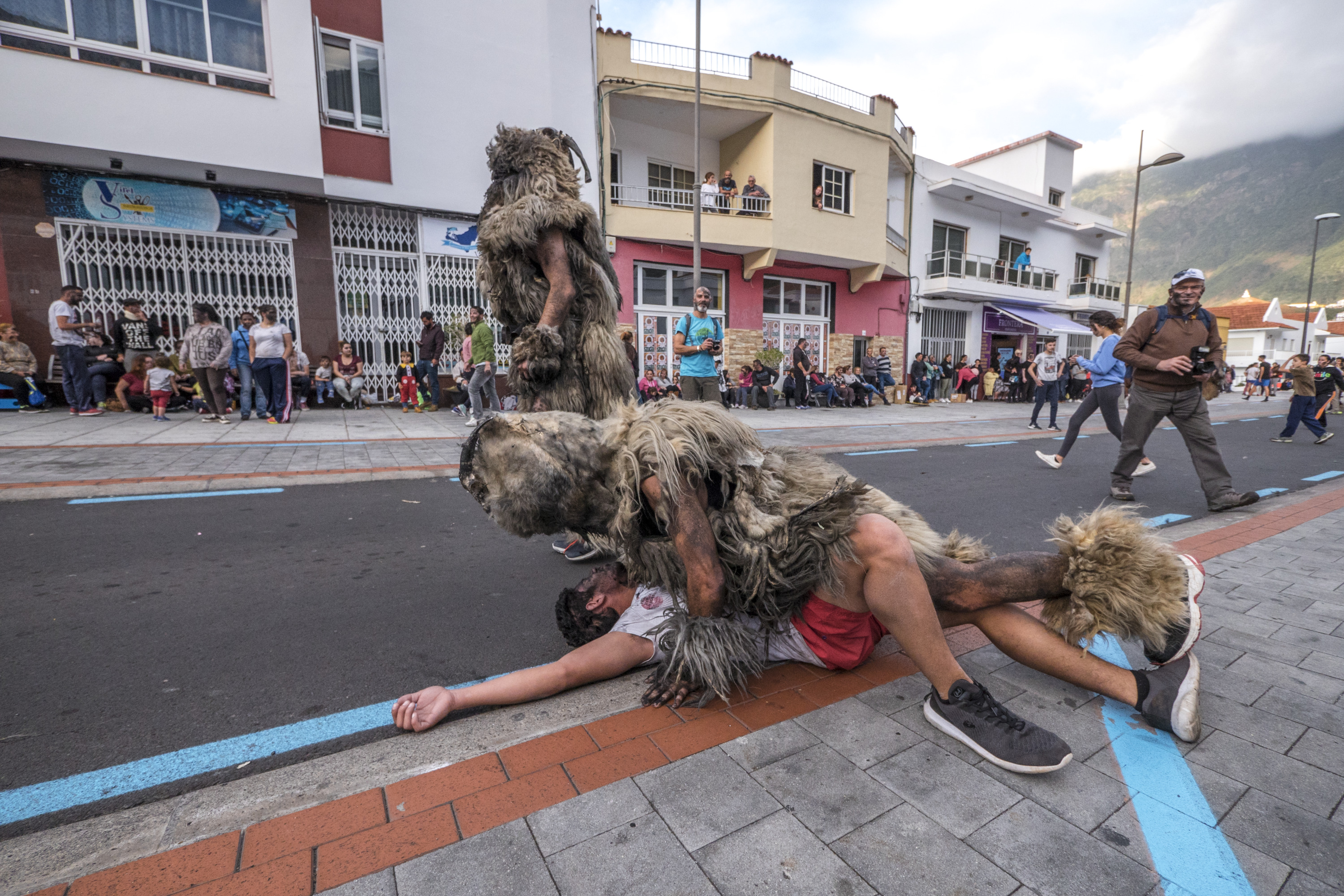 Erwischt. Ein Carnero mit einem "besiegten" Zuschauer auf El Hierro am Faschingssonntag Erwischt. Ein Carnero mit einem "besiegten" Zuschauer auf El Hierro am Faschingssonntag