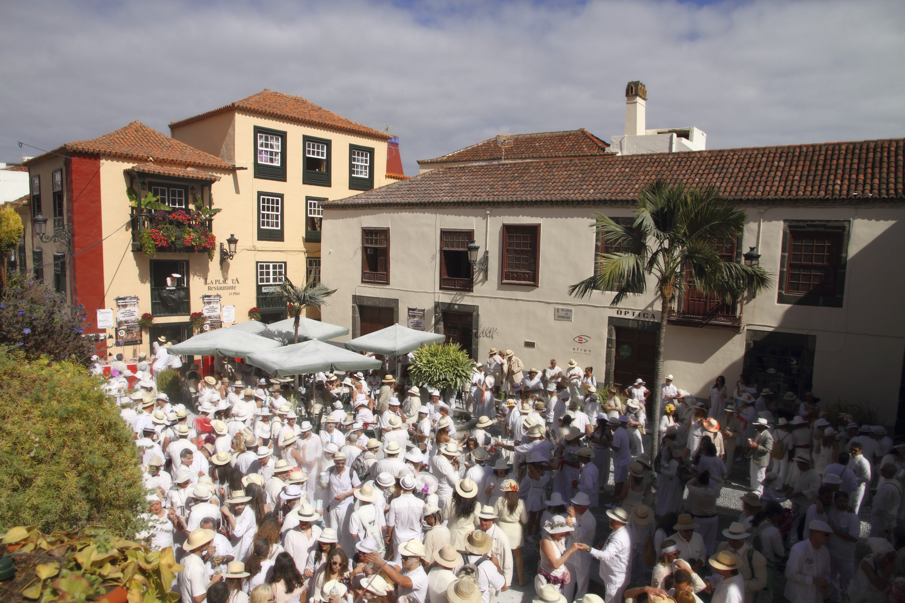 Ein Meer aus strahlendem Weiß ergießt sich in den Straßen von Santa Cruz de La Palma am Tag der Indianos Ein Meer aus strahlendem Weiß ergießt sich in den Straßen von Santa Cruz de La Palma am Tag der Indianos