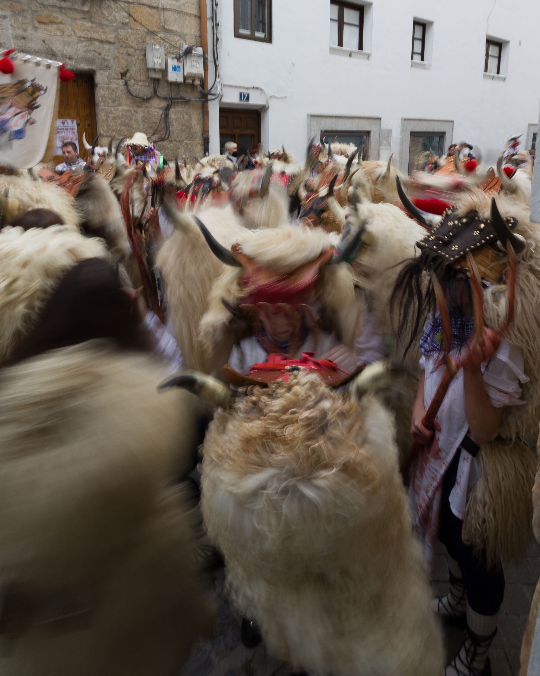 Die Momotxorros von Altsasu versetzen am Karneval die Einwohner in Schrecken Die Momotxorros von Altsasu versetzen am Karneval die Einwohner in Schrecken