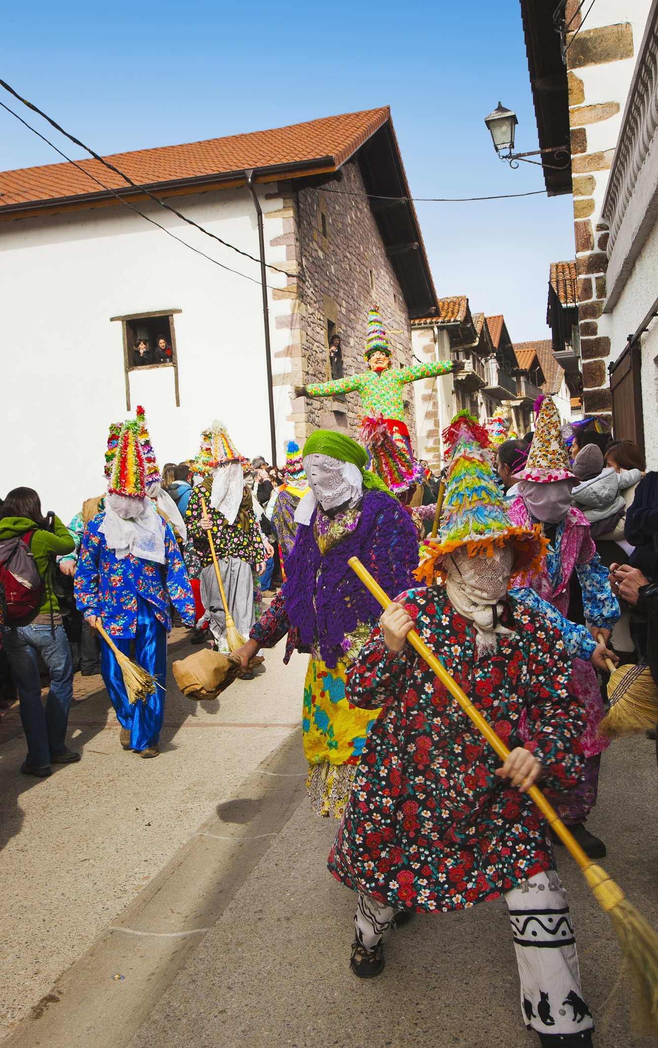 Buntes Karnevalstreiben rund um den Banditen Miel Otxin in Lantz, Navarra Buntes Karnevalstreiben rund um den Banditen Miel Otxin in Lantz, Navarra