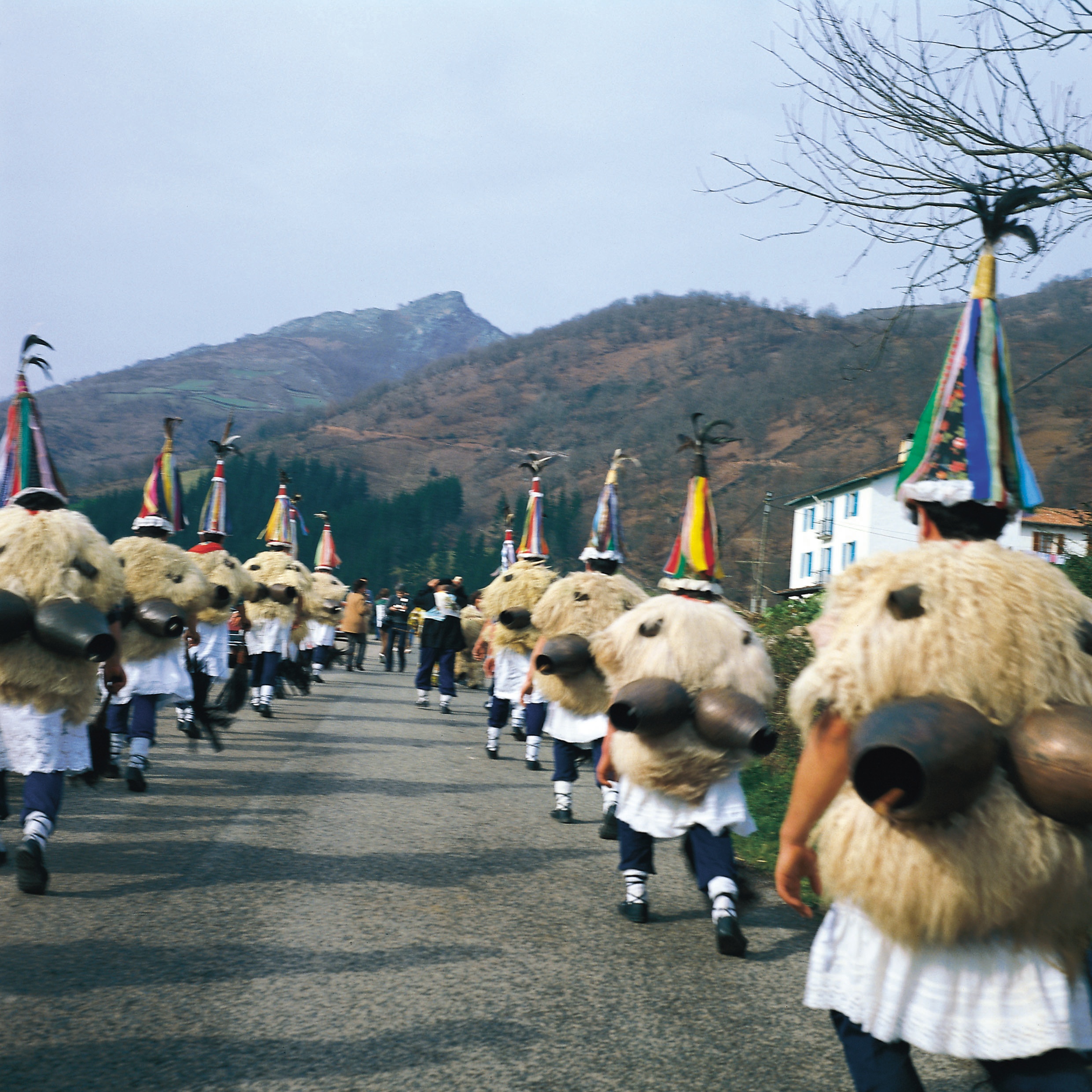 Die Zanpantzar am Karneval auf dem Weg zwischen den beiden Dörfern Ituren und Zubiete in Navarra Die Zanpantzar am Karneval auf dem Weg zwischen den beiden Dörfern Ituren und Zubiete in Navarra