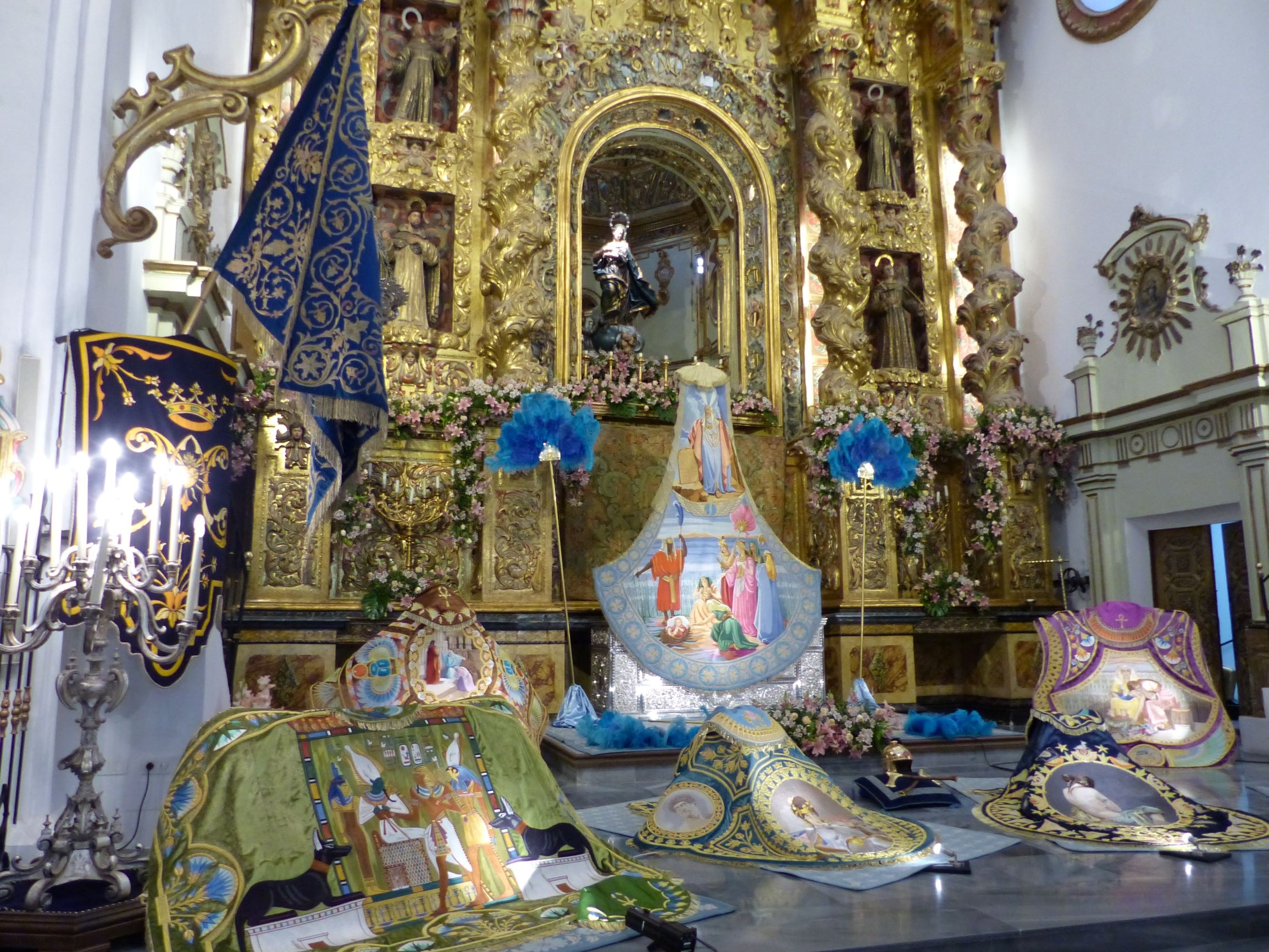 Prachtvolle Stickereien auf den Gewändern der Protagonisten der Karwoche in Lorca