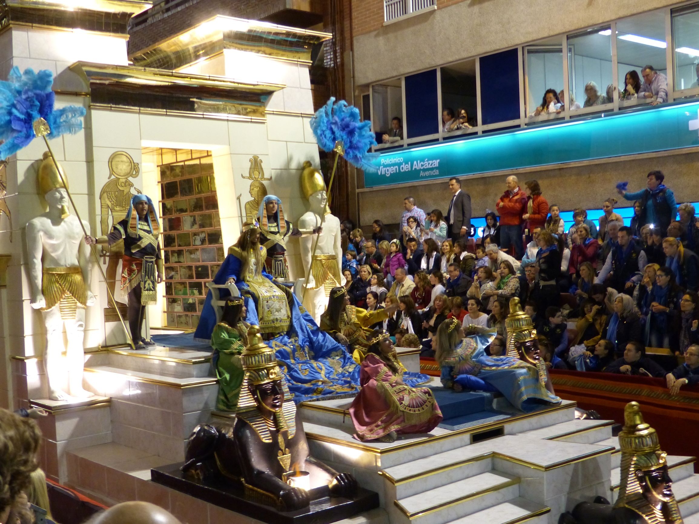 Aufwendig geschmückte Wagen schildern die Geschichte der Bibel - Karwoche von Lorca