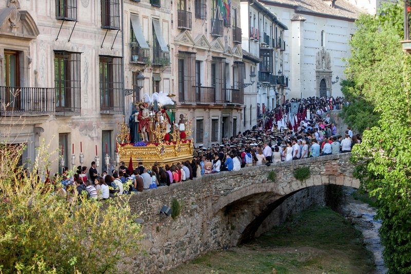 Karwochenprozession in Granada entlang dem Río Darro