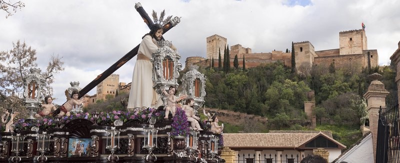 Der "Cristo del Amor" zieht durch die Strassen des Albayicin in Granada